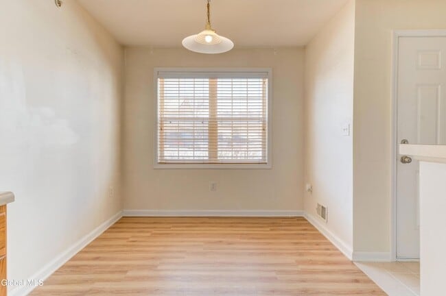 Building Photo - 906 Heritage Way