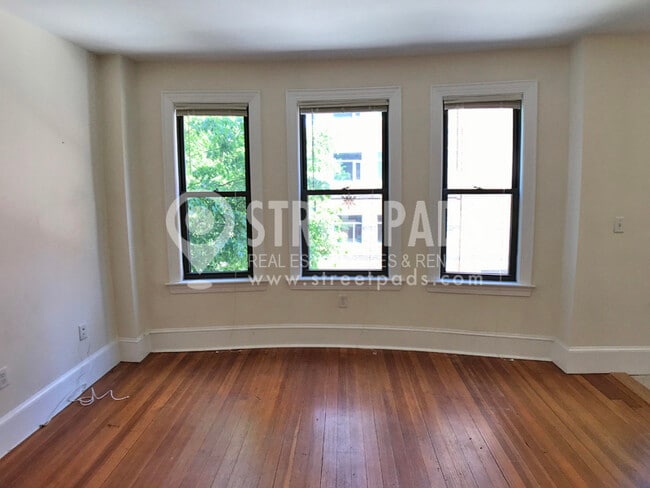 Building Photo - 881 Massachusetts Ave