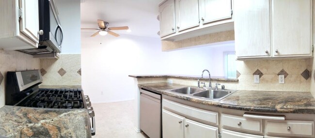 Building Photo - 2 bedroom in North Hollywood CA 91601