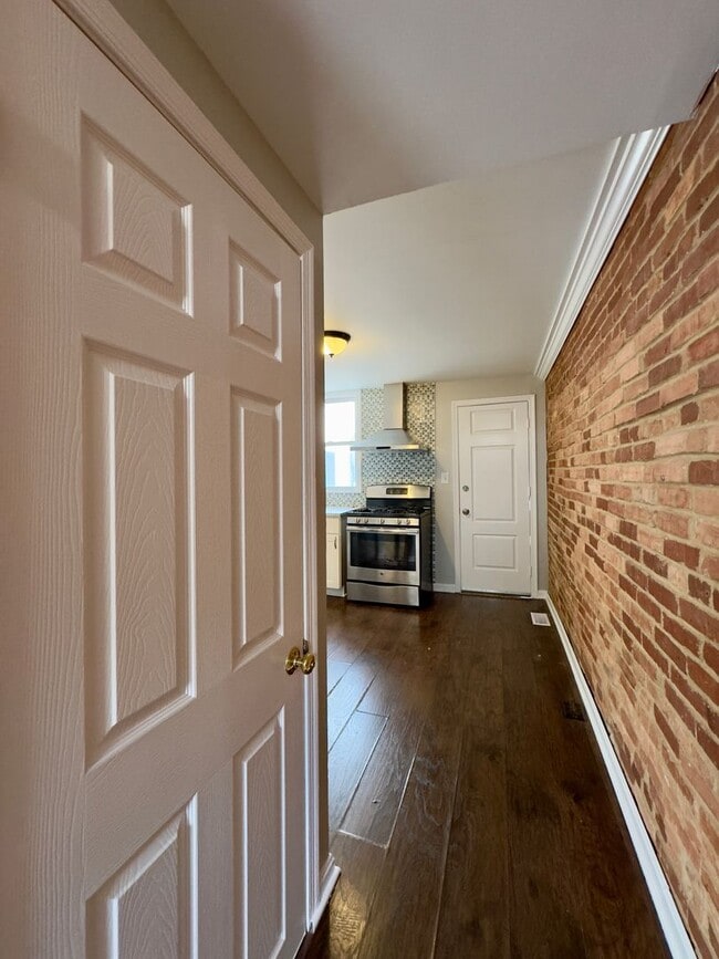 Building Photo - Charming 2 Bedroom/1 Bathroom Townhome in ...