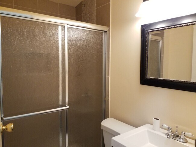 Building Photo - HANES MALL AREA!