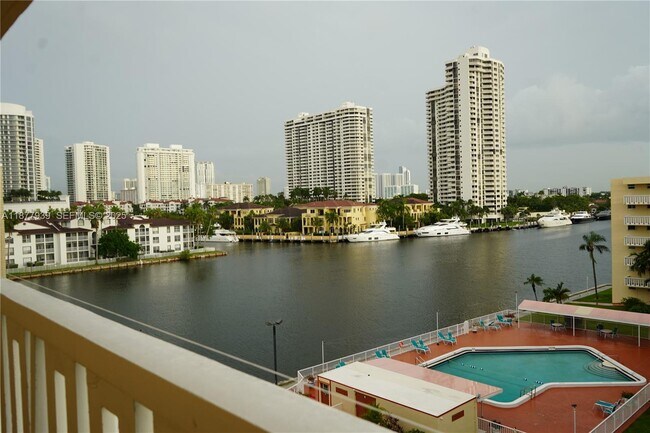 Building Photo - 2999 Point E Dr