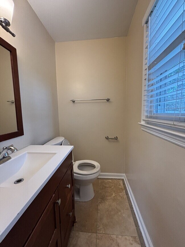 Building Photo - 115 Aylesbury Rd