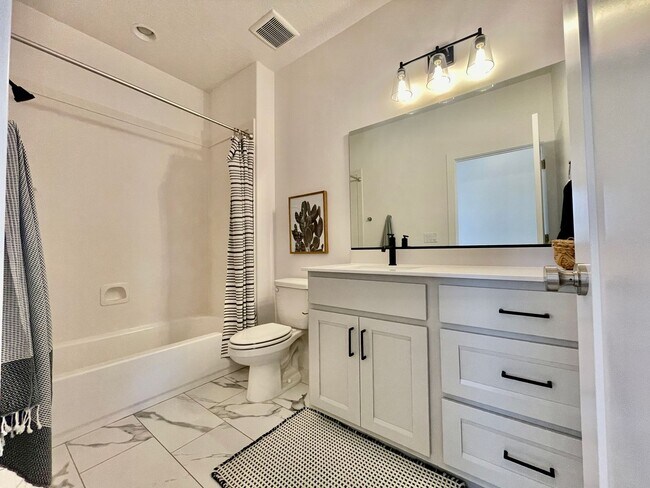 Building Photo - Beautiful Three Bedroom Townhome in Woodland Estates