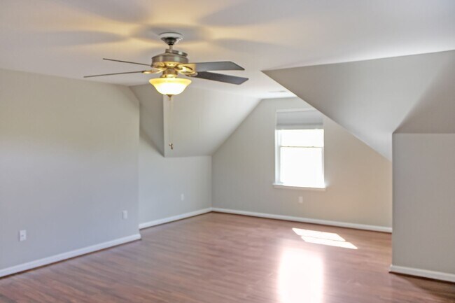 Building Photo - 3 bedroom Country Home on 4 acres
