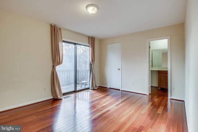 Building Photo - 5122 Cliffhaven Dr