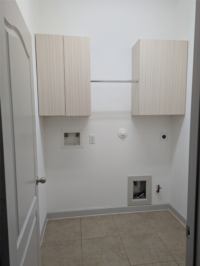 Building Photo - 3651 Raintree Village Dr