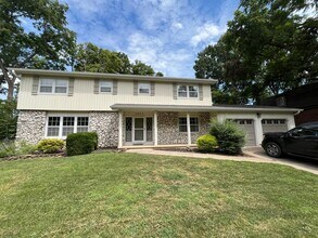 Building Photo - Luxury, Location, and Convenience.