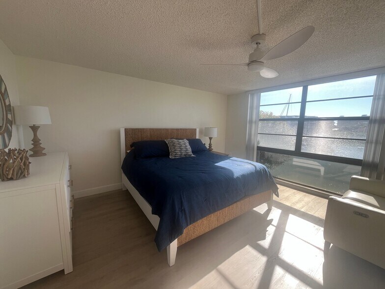 Building Photo - 7600 Sun Island Dr S