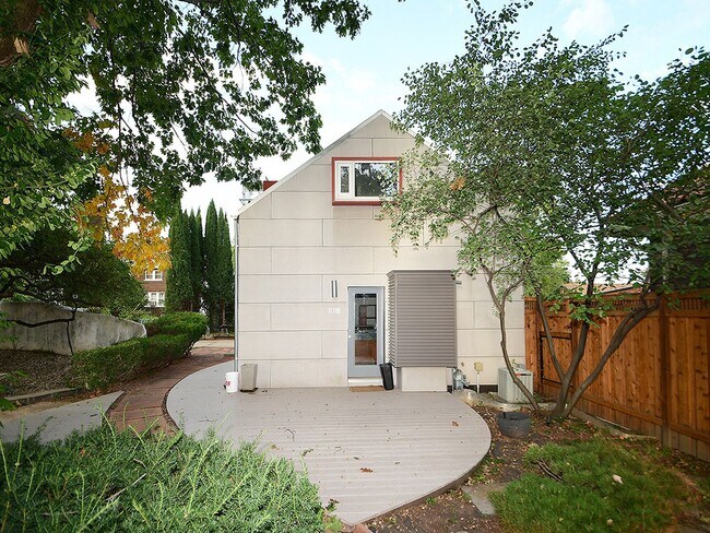 Building Photo - Cool House