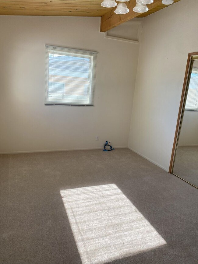 Building Photo - East End 3 Bedroom
