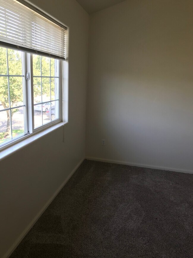 Building Photo - (SAM 15) 3 bedroom and 1.5 Bathroom duplex