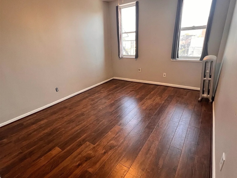 Building Photo - 217 44th St