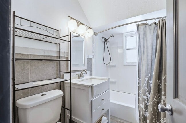 Building Photo - Beautiful 3 Bedroom Home – Carrollton Township