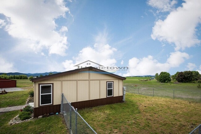 Building Photo - Country Home with Fenced Yard in Hayden!