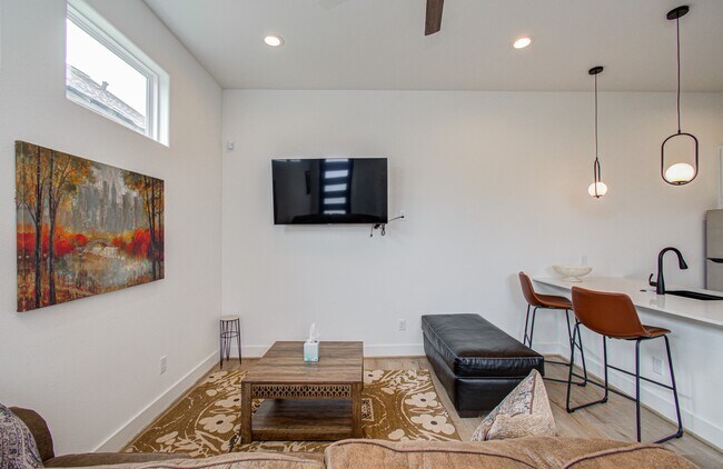 Building Photo - 203 Danna Ln