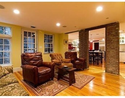 Building Photo - 14 Chestnut St