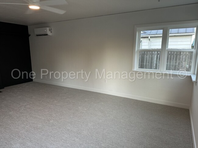 Building Photo - 902 E 31st St