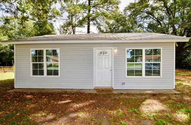 Primary Photo - $1025 - 2 bed/1 bath house for rent off Mi...