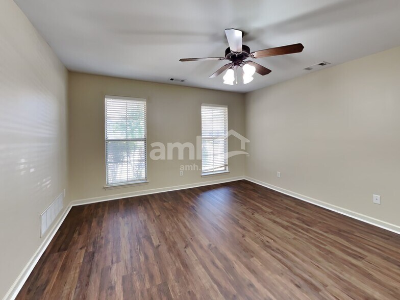 Building Photo - 10221 Eveninghill Dr