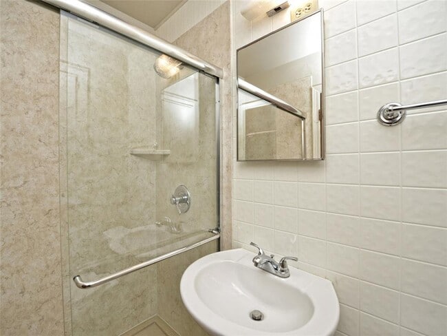 Building Photo - 1814 W 38th St