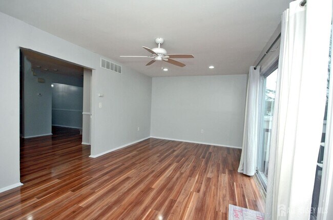 Building Photo - 4 White Oaks Dr