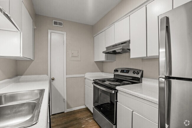 2BR, 2BA - 656SF - Kitchen - Woodwind Apartments