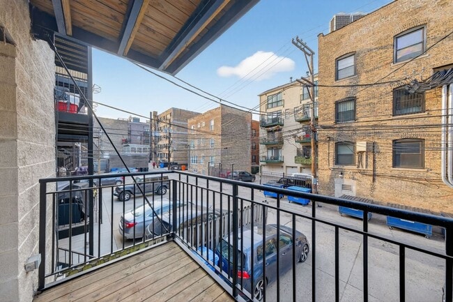 Building Photo - 724 W Briar Pl