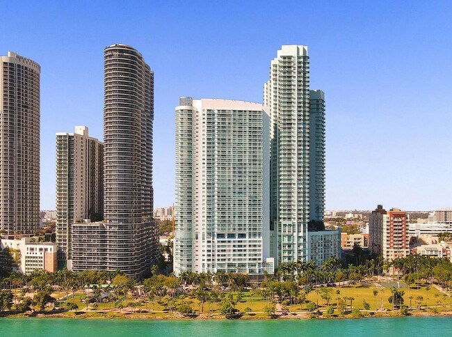 Building Photo - 1800 N Bayshore Dr