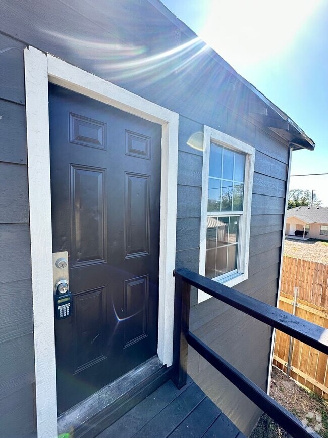 Building Photo - COMING AUGUST 2025 - Remodeled 1 Bedroom A...