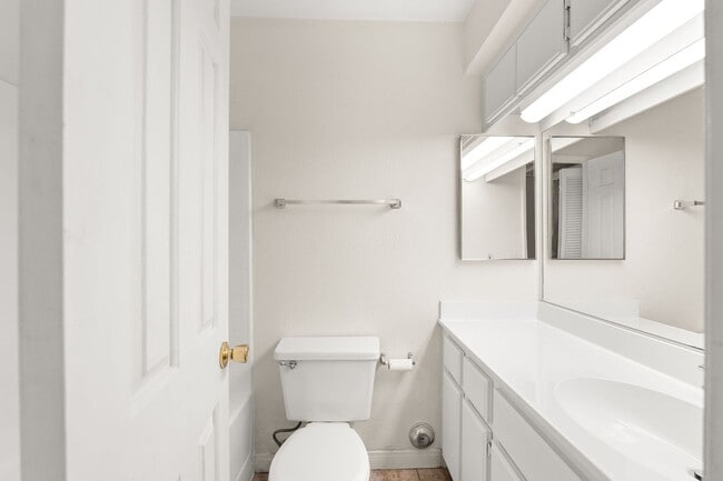 Building Photo - Studio Condo