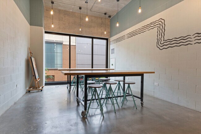 Building Photo - 1128 W Van Buren St