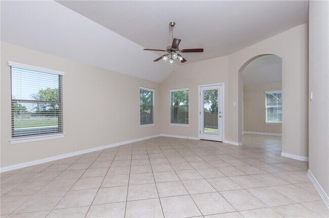 Building Photo - 504 Tascate St