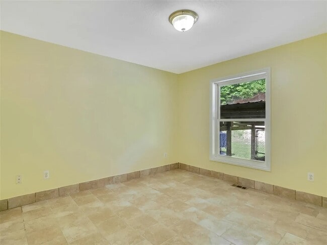 Building Photo - 2860 Pleasant Valley Ave
