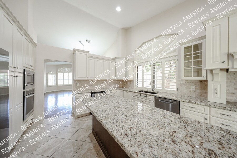 Building Photo - 1635 W Wisteria Dr