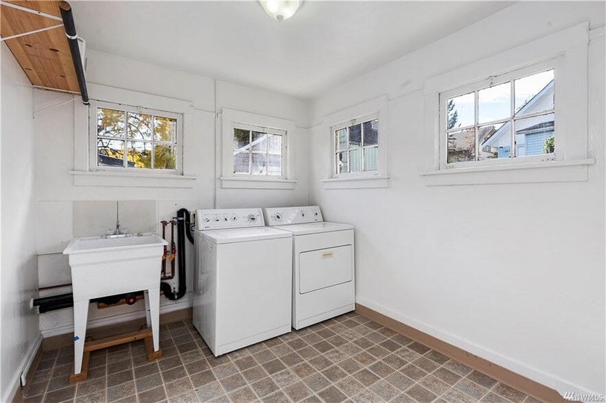 Building Photo - 5511 Brooklyn Ave NE