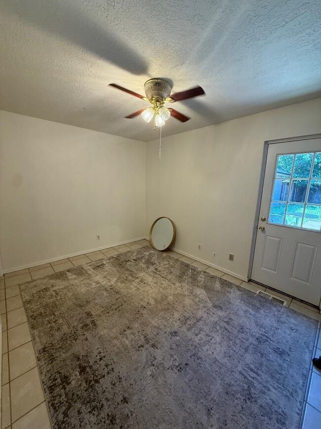 Building Photo - 3 Bed 2 Bath Home For Lease August 1!