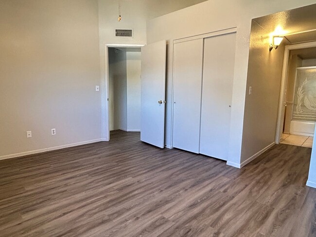 Building Photo - Chandler Townhouse 2 Bed & 1.5 Bath - 2 Story w/New Carpeting Full Size Washer/Dryer