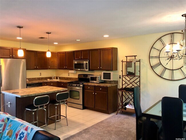 Building Photo - 902 Willow Pond Dr