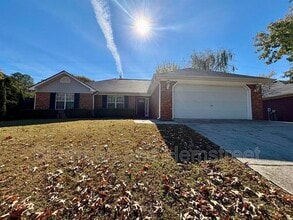 Building Photo - 666 Wellington Dr