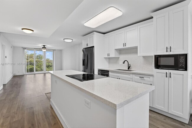 Building Photo - 250 Jacaranda Dr
