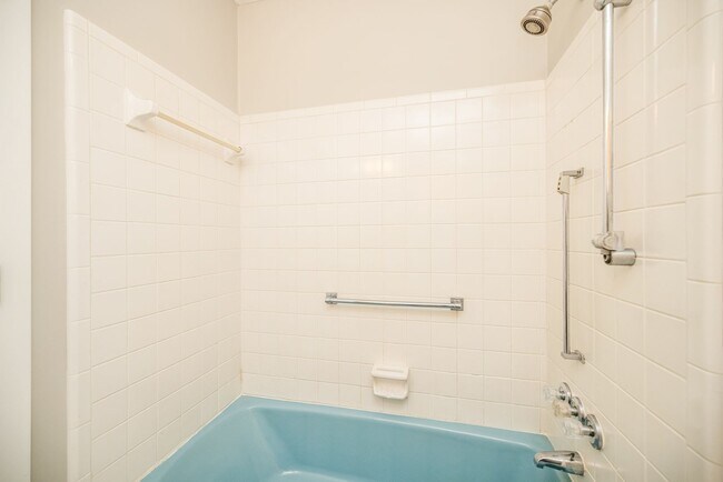 Building Photo - 240 Maywood Dr