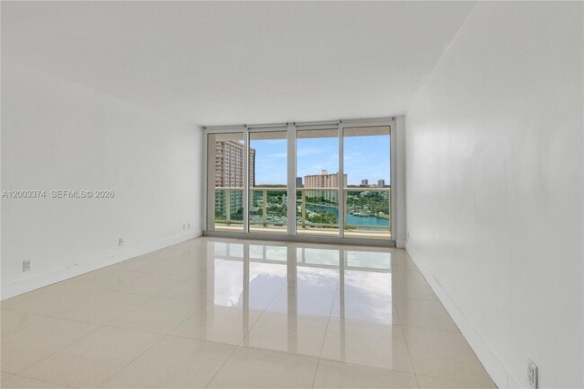 Building Photo - 100 Bayview Dr