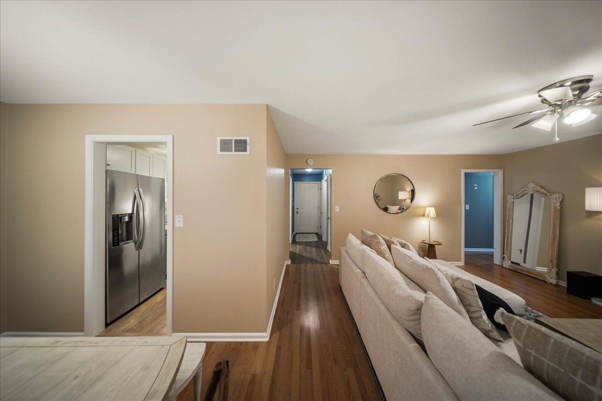 Building Photo - 1105 W 85th Terrace