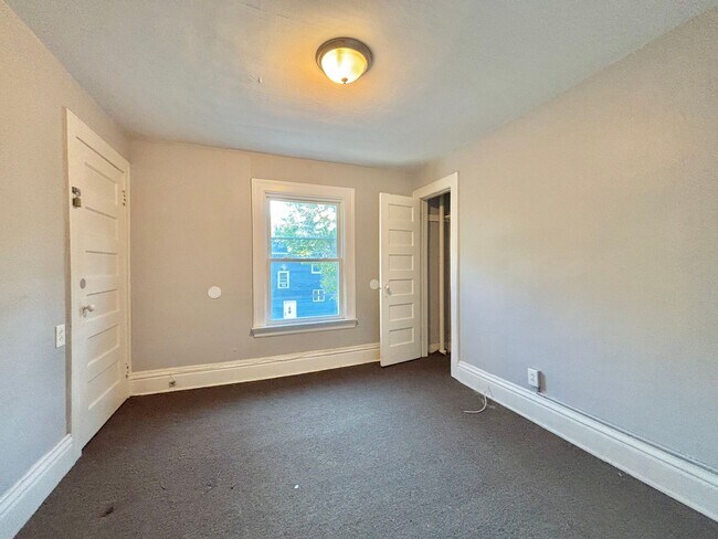 Building Photo - 215-217 Cedarwood Terrace