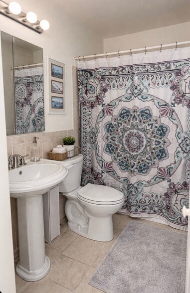 Bathroom 2 - 1070 Awawamalu St