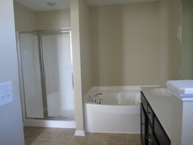 Building Photo - Near new home in comfortable family community