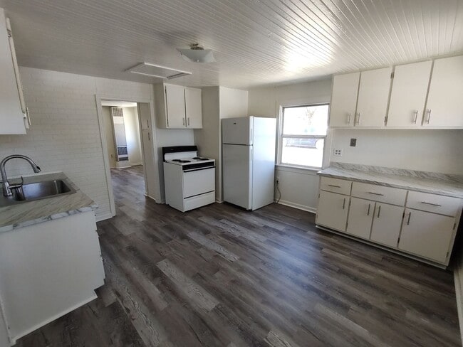 Building Photo - 2 Bedroom 1 Bath Newly Remodeled House