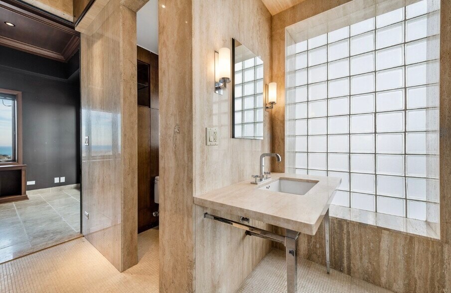 Building Photo - 707 W Junior Ter