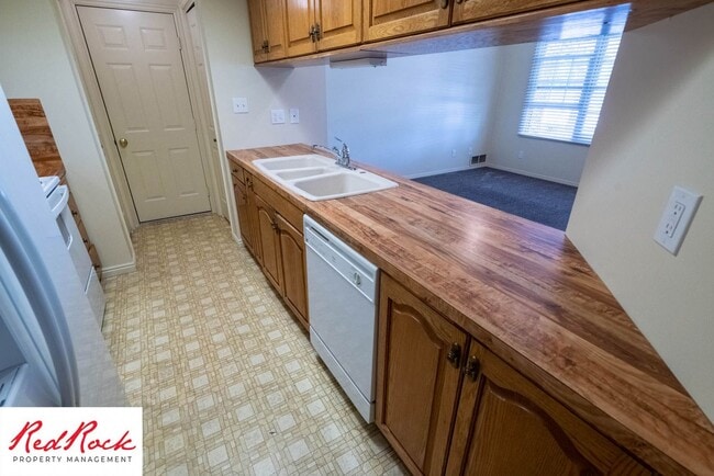 Building Photo - 3 Bedroom End Unit Townhome in Downtown St. George